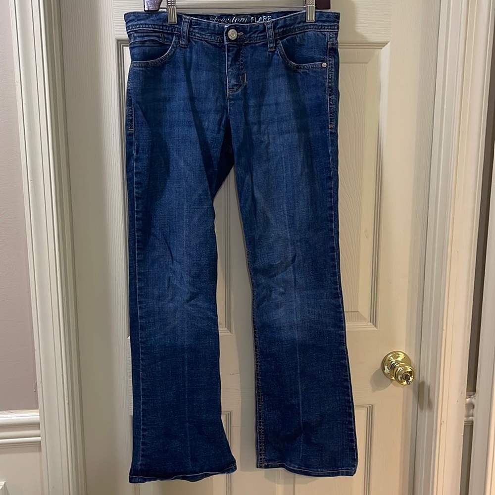Tommy Hilfiger mid rise flare leg jeans. Size 6/ 28r.
